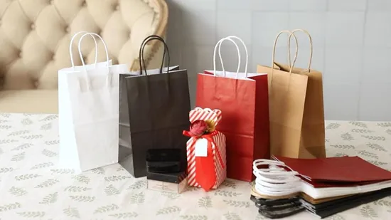 Дешевая упаковка: большие пакеты из крафт-бумаги с индивидуальной печатью и веревочной ручкой