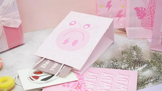 Персонализированный пакет из переработанной крафт-бумаги с витой ручкой и печатью