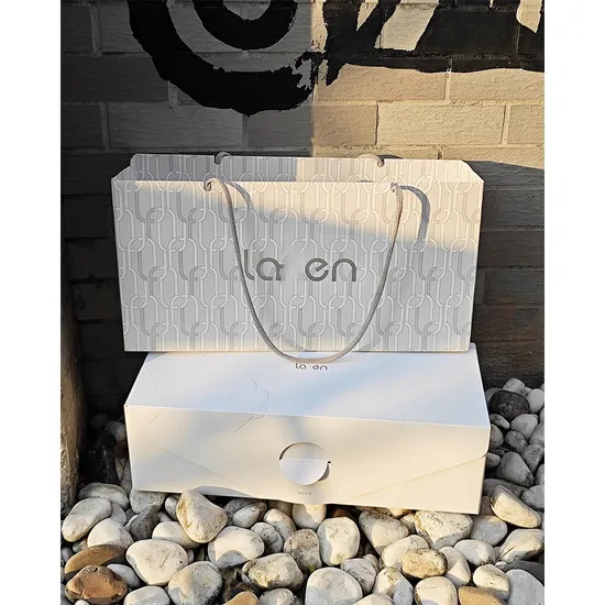 Печать логотипа на заказ. Переработанная коричнево-белая крафт-бумага класса люкс. Упаковка для подарков. Упаковка для покупок. Ручки для бумажных пакетов с вашим логотипом.